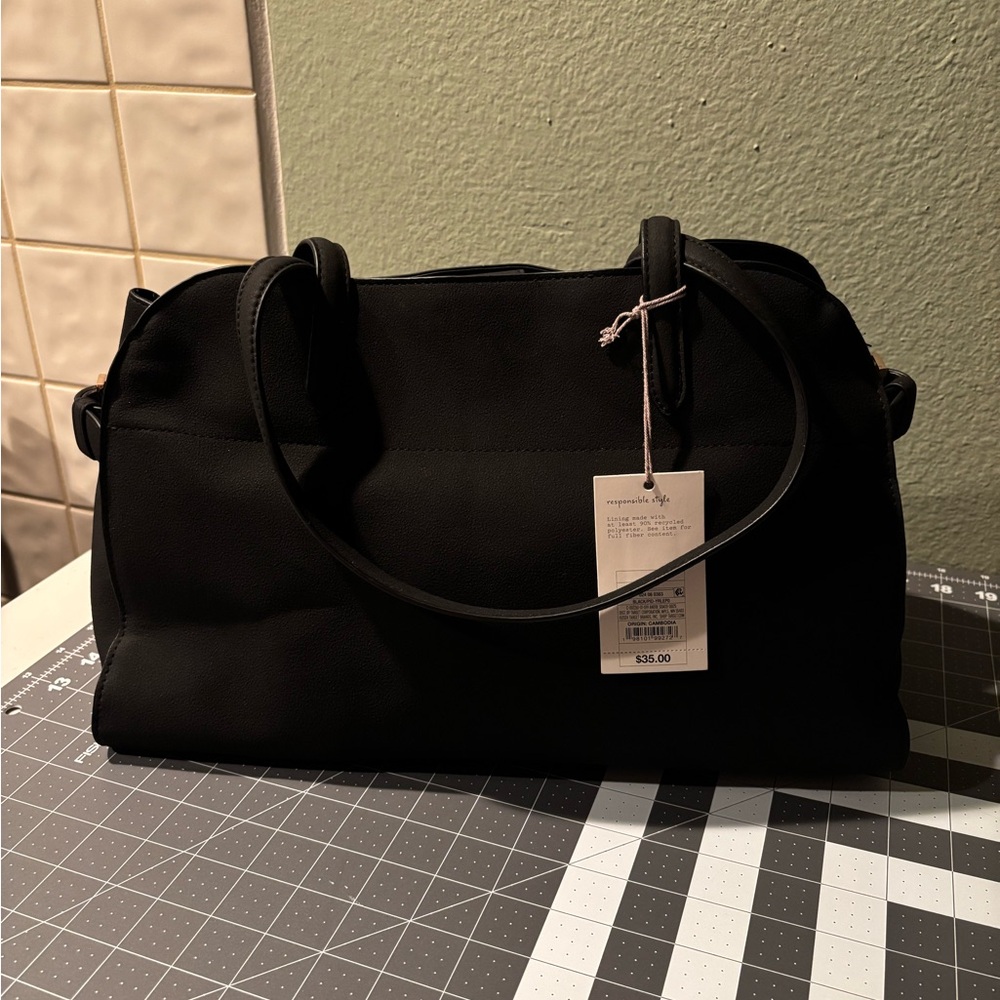 Elegant Black Women's Handbag nice size bag by a new day-weekender